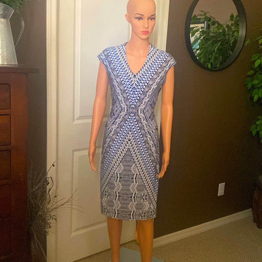 WHITE HOUSE BLACK MARKET Black Blue Print Slinky, lined dress size 8